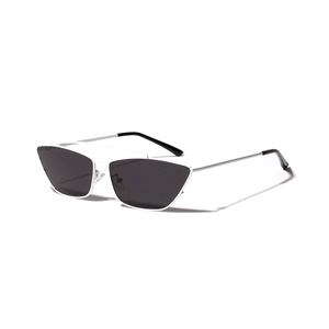 Lunettes de soleil œil de chat avec monture en métal argenté et verres noirs en vue latérale