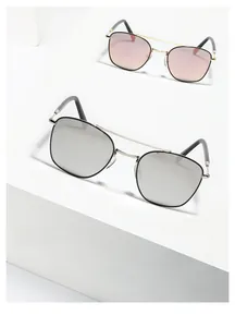Detailansicht der quadratischen Pilotenbrille mit silbernen und rosa Gläsern auf Display