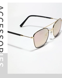 Detailaufnahme einer goldenen Pilotensonnenbrille mit Gravur am Bügel und braunem Glas