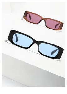 Gros plan de lunettes de soleil rectangulaires en cadres marron et noir sur présentoir