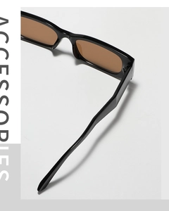 Gros plan de lunettes de soleil rectangulaires noires modernes avec verres marron
