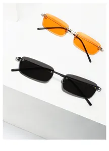 Gros plan de lunettes de soleil rectangulaires sans monture orange et noires sur supports