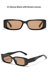 Détail de lunettes de soleil rectangulaires rétro, monture noir brillant et verres thé