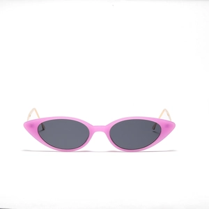 Lunettes de soleil œil de chat rose mat avec verres gris foncé et branches en métal