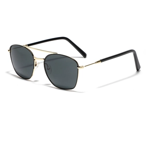 Klassische Pilot-Sonnenbrille mit schwarzen quadratischen Gläsern und goldener Doppelbrücke