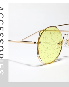 Gros plan sur les verres pailletés jaunes et la monture fine en métal des lunettes