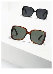 Gros plan de lunettes de soleil carrées oversize avec rivets en noir et écaille