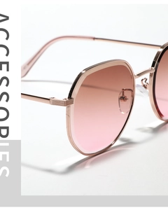 Gros plan sur les lunettes de soleil en métal or rose avec verres dégradés roses