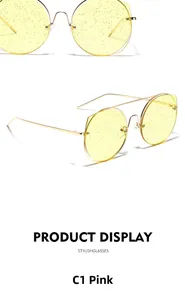 Détails de lunettes de soleil à monture dorée et verres à paillettes teintés rose