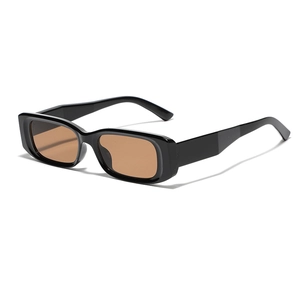 Lunettes de soleil rectangulaires noires vintage avec verres marron clair à 45 degrés