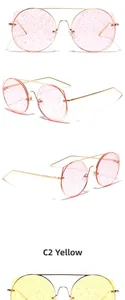 Détail macro de lunettes de soleil rondes oversize avec verres pailletés et monture dorée