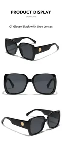 Vue détaillée de lunettes de soleil carrées noir brillant avec rivets métalliques