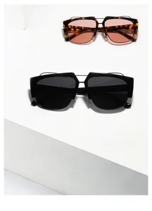 Détail de lunettes de soleil carrées oversize avec monture métallique à double pont