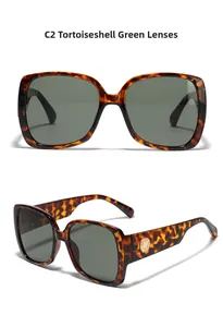 Vue détaillée de lunettes de soleil oversize écaille avec verres vert foncé et détails dorés