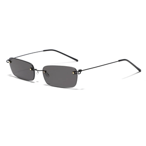 Lunettes de soleil rectangulaires sans monture avec verres foncés et branches en métal noir