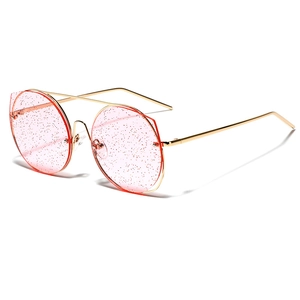 Lunettes de soleil rondes avec verres rose pailleté et monture dorée minimaliste