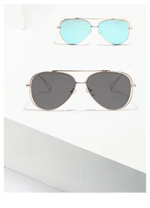Détail de lunettes de soleil aviateur stylées avec montures en métal et verres colorés