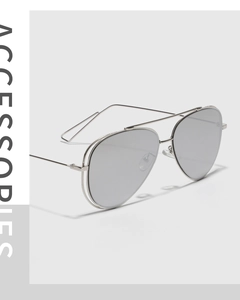 Détail de lunettes aviateur avec monture en métal argenté et verres gris dégradés