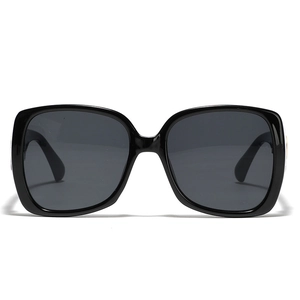 Lunettes de soleil carrées noires surdimensionnées avec rivets en métal et verres gris