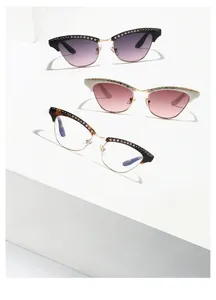 Vue détaillée de lunettes yeux de chat avec bord en strass et pont en métal chic