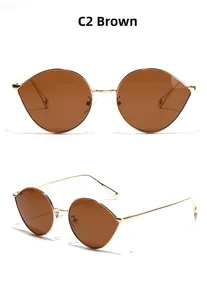 Vue détaillée de lunettes de soleil ovales en métal avec verres bruns et monture dorée