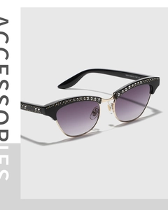 Détail macro de lunettes œil-de-chat avec strass et verres dégradés violets