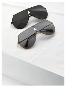 Vista piatta di occhiali da sole shield oversize in nero e grigio con montatura in metallo