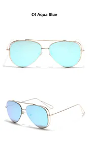 Vue détaillée de lunettes aviateur avec monture dorée et verres réfléchissants bleu eau