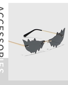 Détail des branches en métal doré avec spécifications K008 sur lunettes aile de chauve-souris