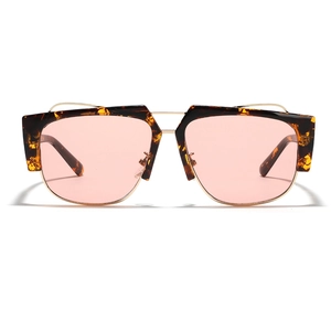 Lunettes de soleil carrées oversize avec monture en écaille et verres roses