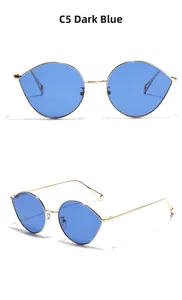Vue détaillée des lunettes de soleil ovales C5 avec monture dorée et verres bleu foncé