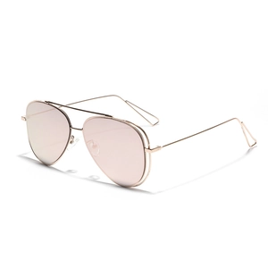 Lunettes aviateur classiques avec monture en métal or rose et verres roses translucides