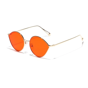 Lunettes de soleil ovales avec monture en métal doré et verres orange pour un look moderne