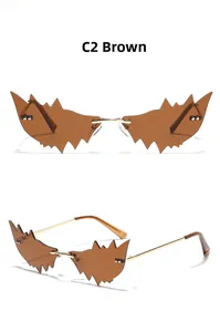 Gros plan de lunettes de soleil marron sans monture en forme de scie avec branches dorées