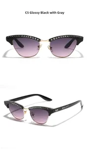 Détail de lunettes de soleil œil-de-chat avec strass et verres dégradés