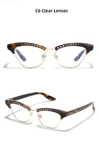 Détails macro des lunettes œil-de-chat avec motif écaille et double rangée de strass
