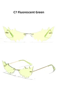 Vue détaillée de lunettes sans monture vert fluo avec branches dorées