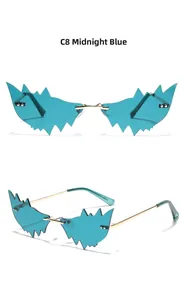 Détail de lunettes de soleil sans monture en forme de chauve-souris bleu nuit et or