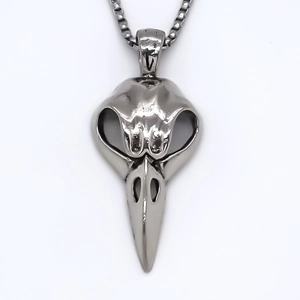 Collana con ciondolo a teschio d'uccello gotico in argento con catena su sfondo bianco