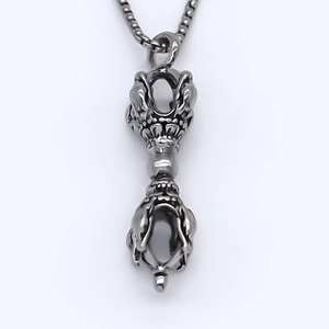 Collier rétro avec pendentif en forme de gourde en argent vieilli et reliefs