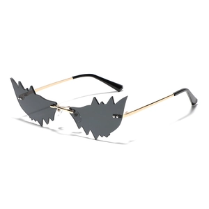 Lunettes de soleil sans monture en forme de chauve-souris avec verres gris et branches dorées