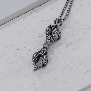 Collier pendentif Vajra en alliage argenté vintage avec gravures sur chaîne box