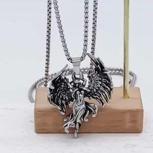Collana con ciondolo ad ala d'angelo in argento e catena veneziana su supporto in legno