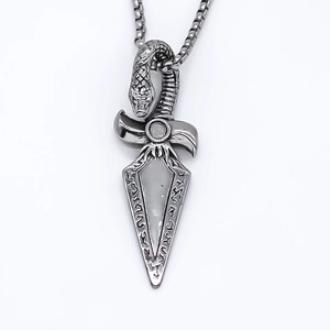 Collier avec pendentif serpent et poignard argenté vintage style punk et chaîne