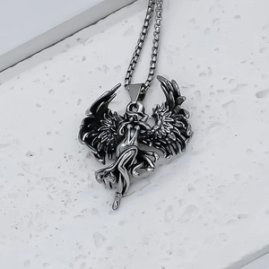 Collana vintage con ciondolo ali di dea e catena veneziana in stile retrò