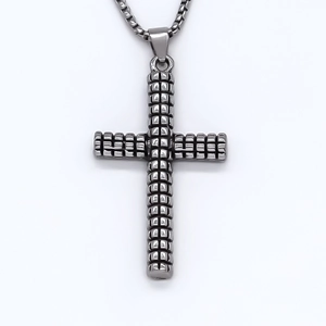Collana da uomo con ciondolo a croce e motivo a scacchi su catena a scatola