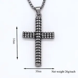 Collana con pendente a croce in acciaio inossidabile con texture a scacchi