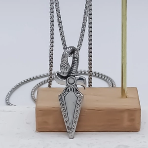 Collier pendentif dague serpent gothique en argent avec écailles fines sur chaîne box