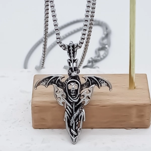 Gothic Punk Halskette mit Totenkopf und Fledermausflügel Anhänger in Vintage-Silber