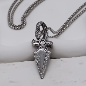 Détail du pendentif dague serpent de style punk avec pierre de zircone blanche